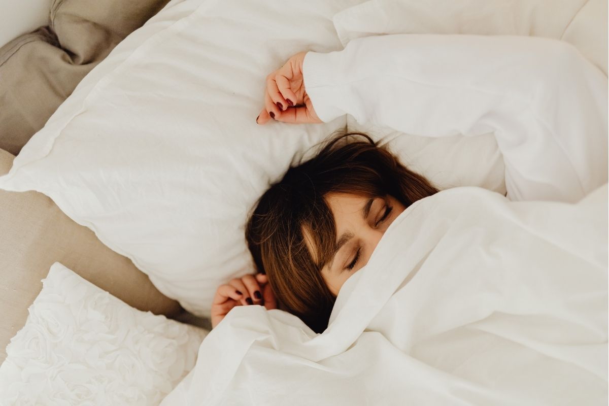 Sleeping in a Cold Room: A Science-Based Look at Sleep, Metabolism, and Overall Health